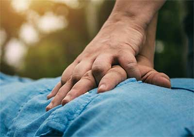 双手只表演双手CPR